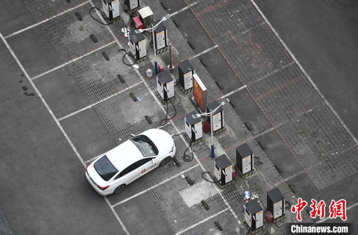 資料圖：重慶大渡口一停車場(chǎng)內(nèi)，車輛正在充電樁處進(jìn)行充電。<a target='_blank' href='/'>中新社</a>記者 陳超 攝